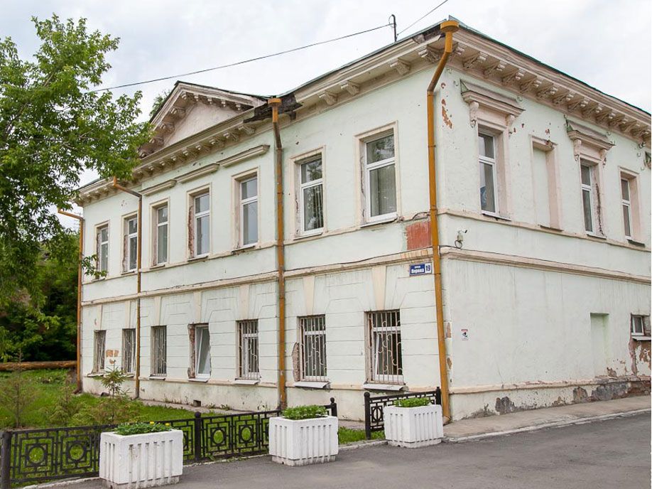 Дом, построенный в стиле классицизма для заводских служащих Демидова
